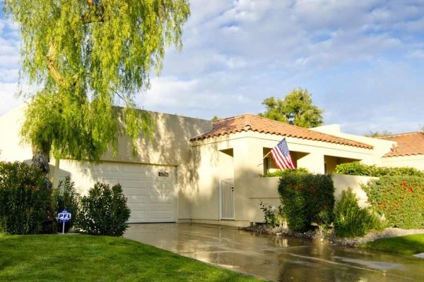 [Image: Luxury Living on Lake Mirage! Private Jacuzzi 180 Degree Lakefront View!]