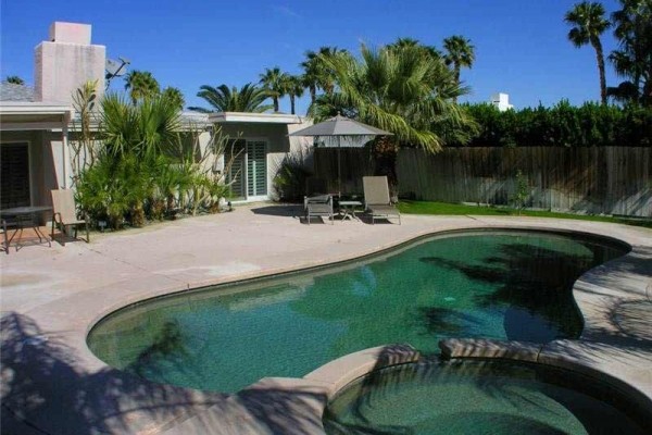 [Image: Charming 2 Bdrm Private Home in North Palm Springs]