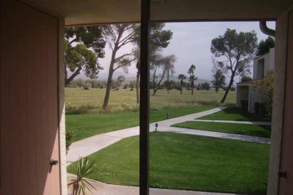 [Image: Tranquil Mid-Century Modern Palm Springs Condo]