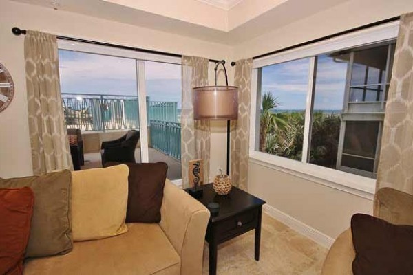[Image: Luxury Vacation- 3BR/3BA Poolside Condo with Oceanfront View at the Wave]