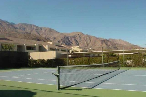 [Image: Beautiful Unit - Fantastic Location - Sun - Pools - Tennis]