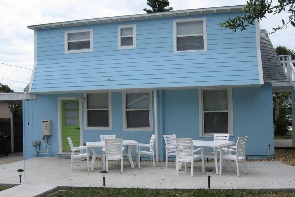 [Image: Walk to the Beach or the Playground Within Minutes from This Adorable Home.]