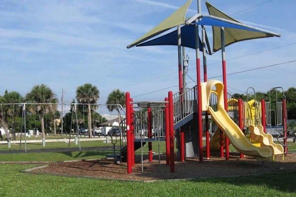 [Image: Walk to the Beach or the Playground Within Minutes from This Adorable Home.]