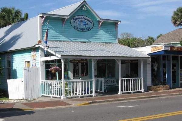 [Image: Walk to the Beach or the Playground Within Minutes from This Adorable Home.]