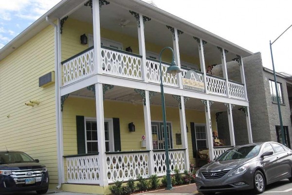 [Image: Walk to the Beach or the Playground Within Minutes from This Adorable Home.]