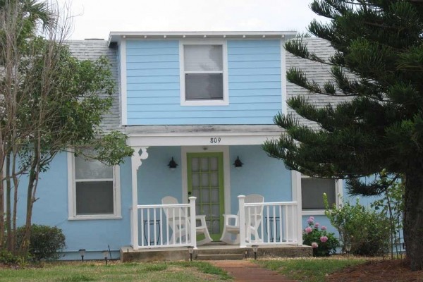 [Image: Walk to the Beach or the Playground Within Minutes from This Adorable Home.]
