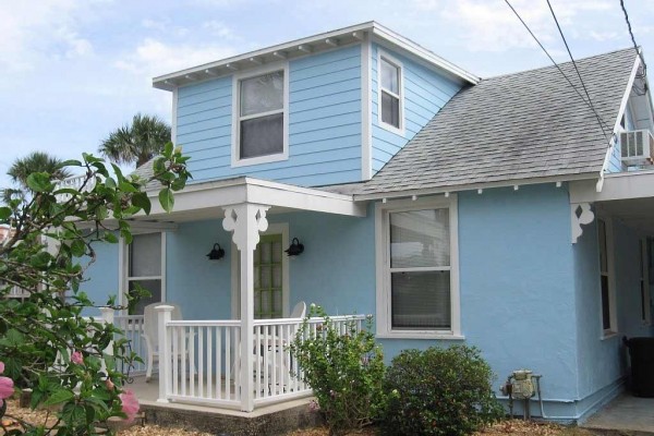 [Image: Walk to the Beach or the Playground Within Minutes from This Adorable Home.]