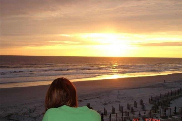 [Image: Beautiful Newly Redecorated Deluxe 2 Bedroom Oceanfront Condo]