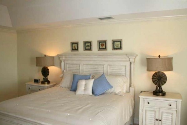 [Image: Oceanfront Condo on Ocean Dr. 3 BR +a Den/3 BA]