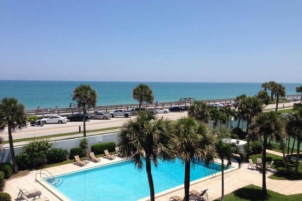 [Image: Rare Opportunity to Rent Beautiful &amp; Spacious 3 Bedroom Oceanfront Condo]