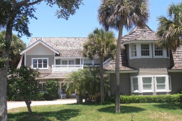 [Image: Large Home in Beachside Neighborhood]