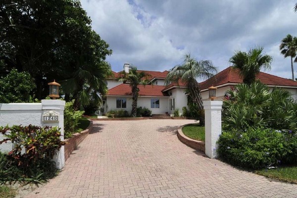 [Image: Castaway Oceanfront Estate-Four Bedroom Luxury Pool Home that Sleeps 10]