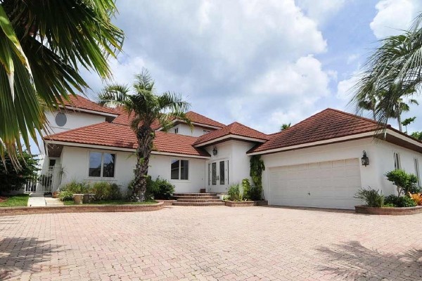 [Image: Castaway Oceanfront Estate-Four Bedroom Luxury Pool Home that Sleeps 10]