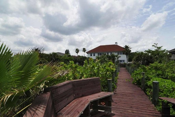 [Image: Castaway Oceanfront Estate-Four Bedroom Luxury Pool Home that Sleeps 10]