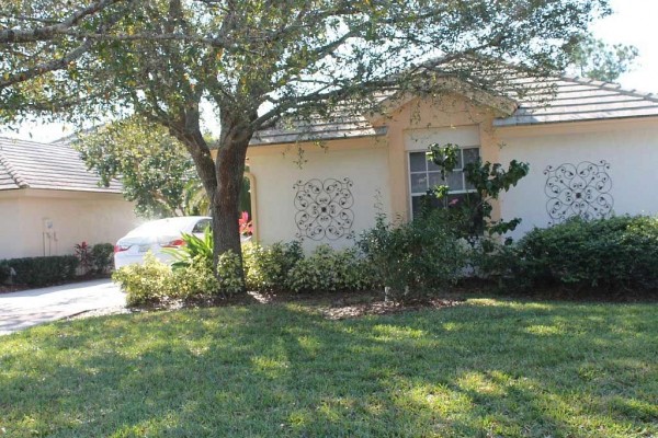 [Image: Beautiful 3 Bedroom Home with Pool and Jacuzzi in Golf Community Close to Ocean]