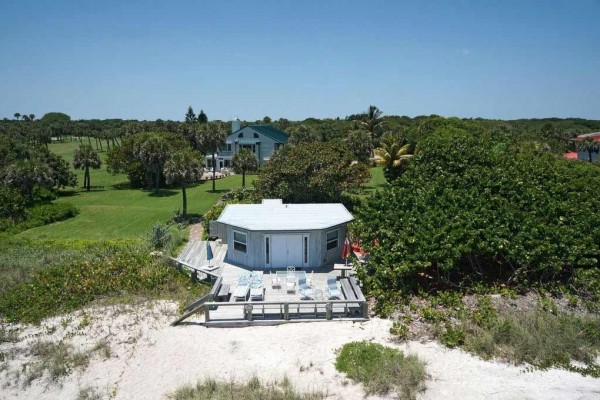 [Image: Pets Welcome in This Private Cottage on Beach-Walk to Stores, Restarants &amp; Parks]