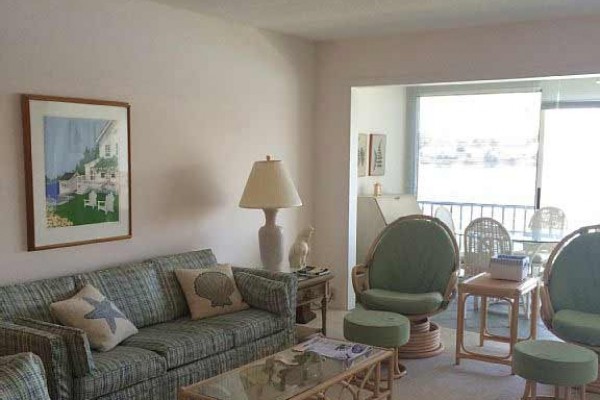[Image: Waterfront Condo with Easy Access to Beaches and Beach Village]