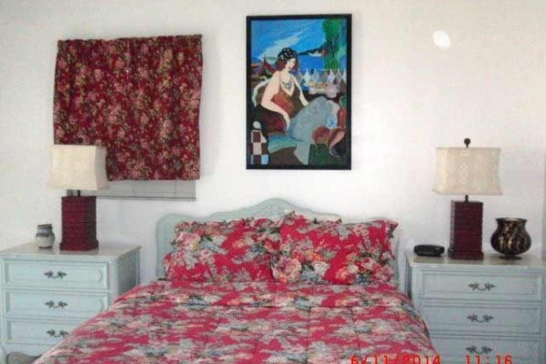 [Image: 1 Block to Beach. Great Beach House.Sleeps 4 - Wifi, Comcast, Comforts of Home.]