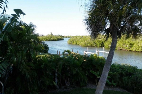 [Image: Riverfront Home with Two Boat Docks and Lift!]