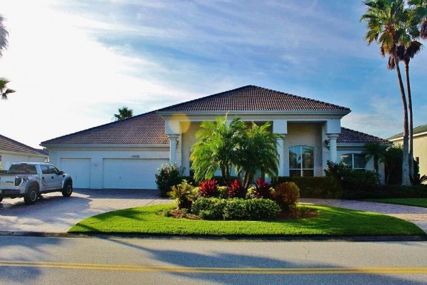 [Image: Labor Day Avail - 30% Off All August Dates! Splendid 4BR House W/Private Pool in Upscale Gated Community - 10 Min from Daytona Beach!]