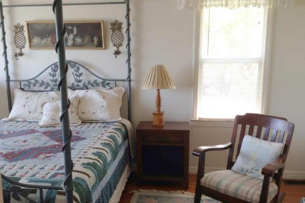 [Image: Charming 3BR Beach-Front Cottage Close to All Daytona Attractions!]