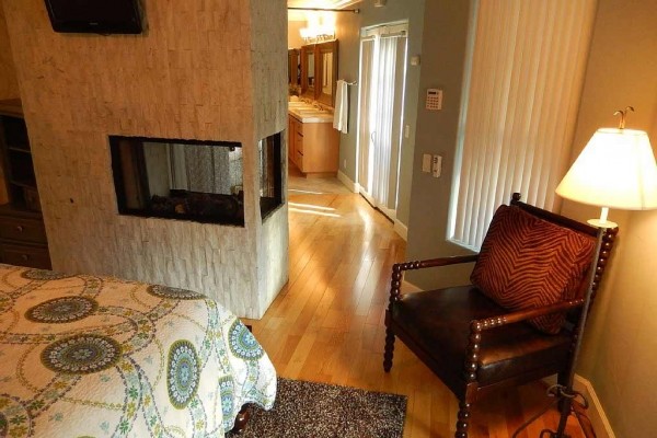 [Image: Romantic &amp; Luxurious 1 or 2 Bedrooms - Highly Reviewed!]