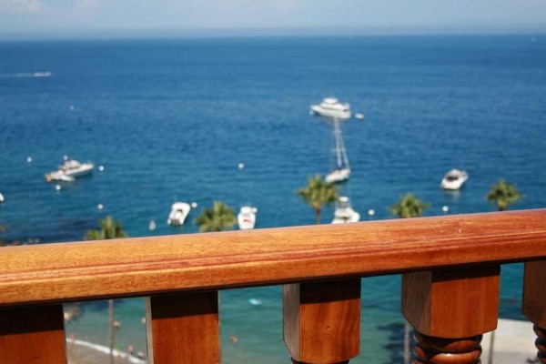 [Image: Hamilton Cove Luxury ***1-2 Nights Available***]