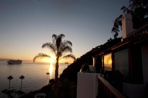 [Image: Hamilton Cove Luxury ***1-2 Nights Available***]