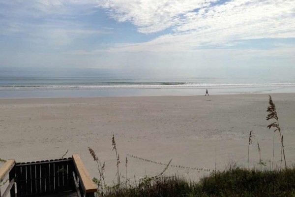 [Image: Charming 3BR Beach-Front Cottage Close to All Daytona Attractions!]