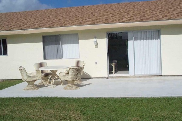 [Image: Blue Skies, Gentle Breezes, Cozy, Sunny Home 15 Minutes from the Ocean Beaches]