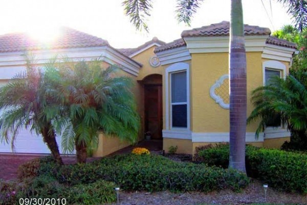 [Image: Gorgeous 4 Bedroom House with Private Deeded Beach Access]