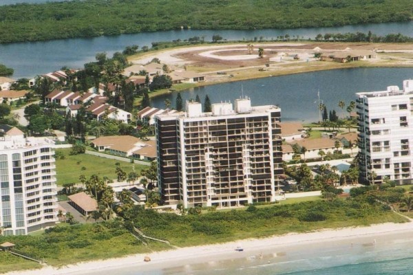 [Image: Gorgeous 4 Bedroom House with Private Deeded Beach Access]