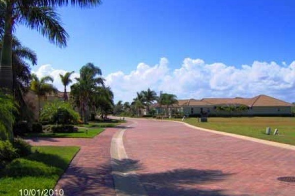 [Image: Gorgeous 4 Bedroom House with Private Deeded Beach Access]