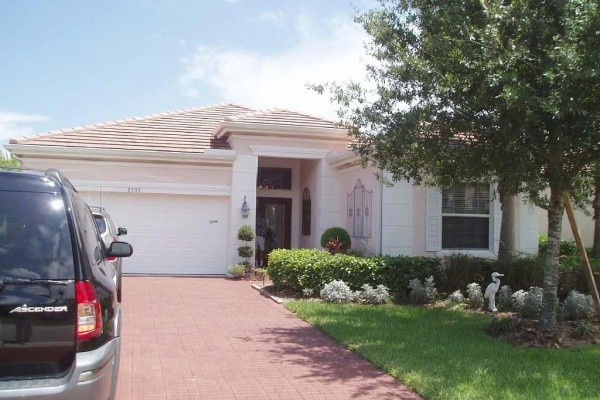 [Image: Golfers Paradise Elegant Pool Home in Pristine Condition in Gated Golf Community]