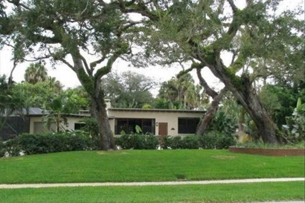 [Image: Gracious Florida Style Bungalow in Heart of Vero Beachland]