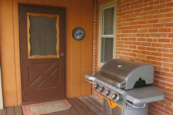 [Image: Encampment *** 1 Bdr House, Lg Private Yard, Washer/Dryer, &amp; Grill on Porch]