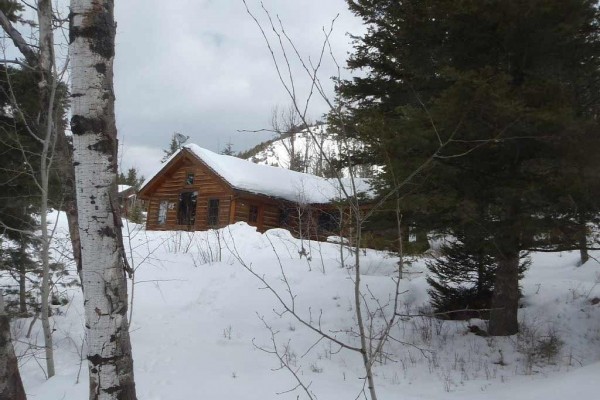 [Image: Secluded Peaceful Cabin Close to the Excitement]