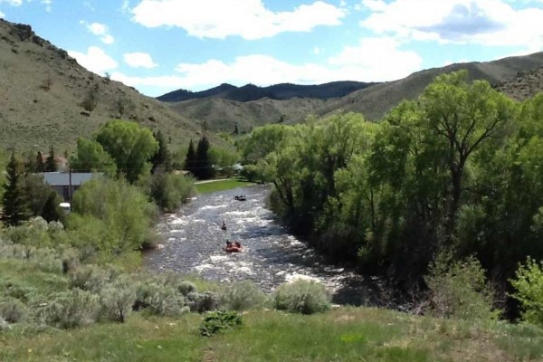 [Image: Vacation Home Overlooking Laramie River]