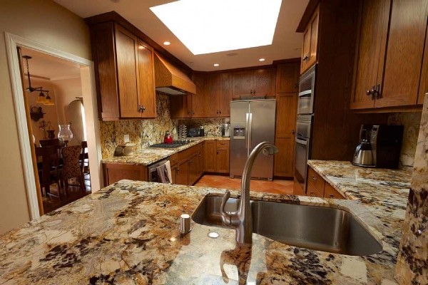 [Image: 4 Bedrooms/4 Bathrooms- 2.5 Miles to Rose Bowl Stadium!]