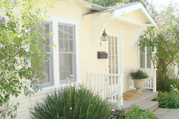 [Image: Charming Cottage Off Montana Ave.]