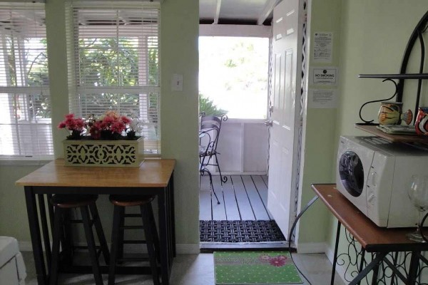 [Image: Come Relax at the Charming Historic Pelican Cottage Close to Beaches and River]