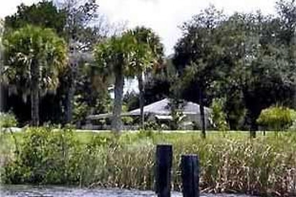 [Image: Riverside Florida Cottage that Time Forgot...Private Pool]