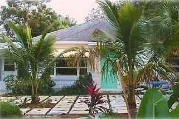 [Image: Riverside Florida Cottage that Time Forgot...Private Pool]