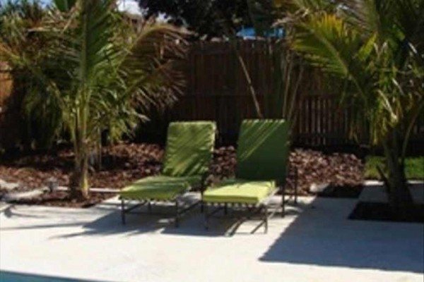 [Image: Riverside Florida Cottage that Time Forgot...Private Pool]