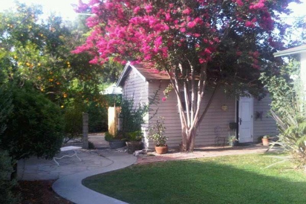 [Image: Cozy Guest Cottage Near Universal Studios]