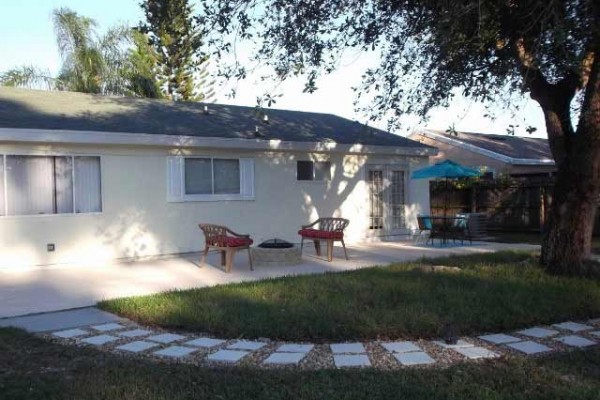 [Image: Spacious Florida Home on Canal.. 3BR/2BA.. Minutes from Beaches. Wifi.]