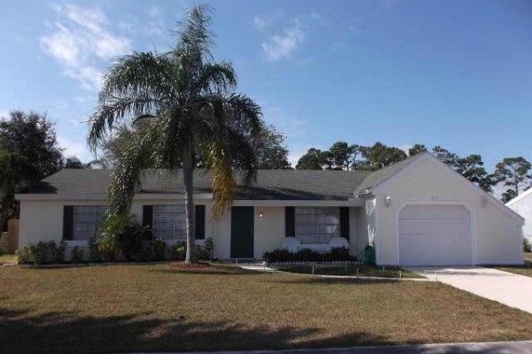 [Image: Spacious Florida Home on Canal.. 3BR/2BA.. Minutes from Beaches. Wifi.]