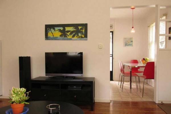 [Image: Newly Furnished 1 Bedroom, Lush Outdoor Garden, Perfect Venice Location!]