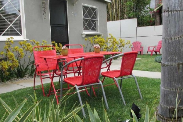 [Image: Newly Furnished 1 Bedroom, Lush Outdoor Garden, Perfect Venice Location!]