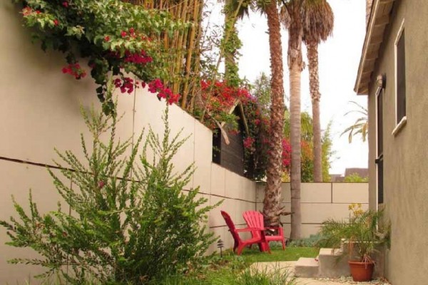 [Image: Newly Furnished 1 Bedroom, Lush Outdoor Garden, Perfect Venice Location!]